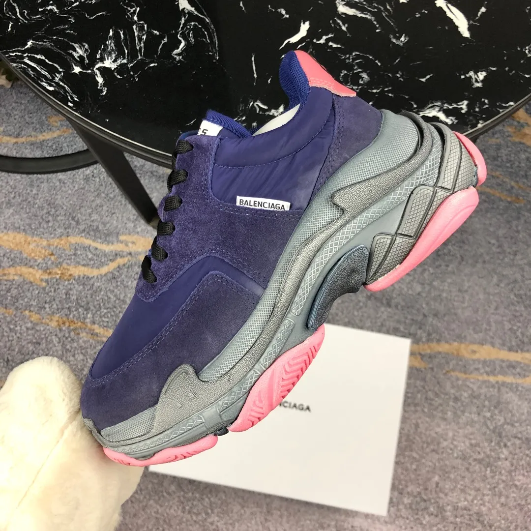 👟👟Ex-factory price 800👟👟 Balenciaga second generation 17 colors🖤 Balenciaga Triple-s Balenciaga-dad shoes. The world’s most popular retro jogging shoes 🔥. 🔺Retro distressed craftsmanship ~ original combination sole, heavy craftsmanship, not a low-end 2-layer combination sole! The upper is made of imported parachute cloth spliced ​​with nubuck matte, priced at 24 yuan per foot, which is different from the ordinary canvas on the market! The back is covered with cowhide high-frequency embossing! ⚠️When purchasing authentic products at the counter, I specifically asked the clerk about the materials. Size: 35-41 yards, men’s size 39-45, matching cloth bag, shoelaces, complete certificate of certification/men’s model will be notified later.